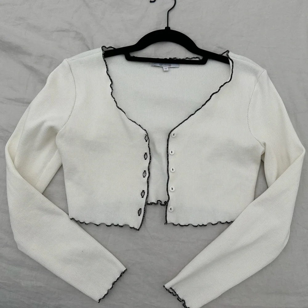 Small white button sweater - Picture 1 of 3